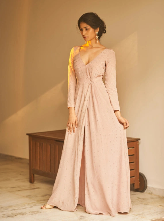 Robe rose poudré à décolleté plongeant