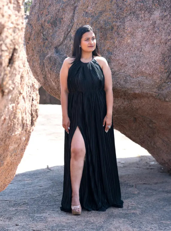Vestido negro de acordeón con cuello halter