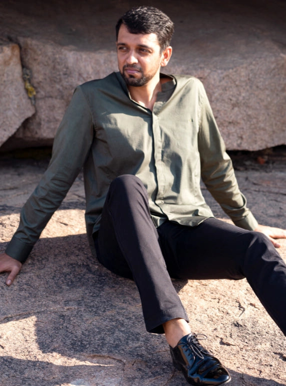 Camisa verde oliva con cuello mandarín