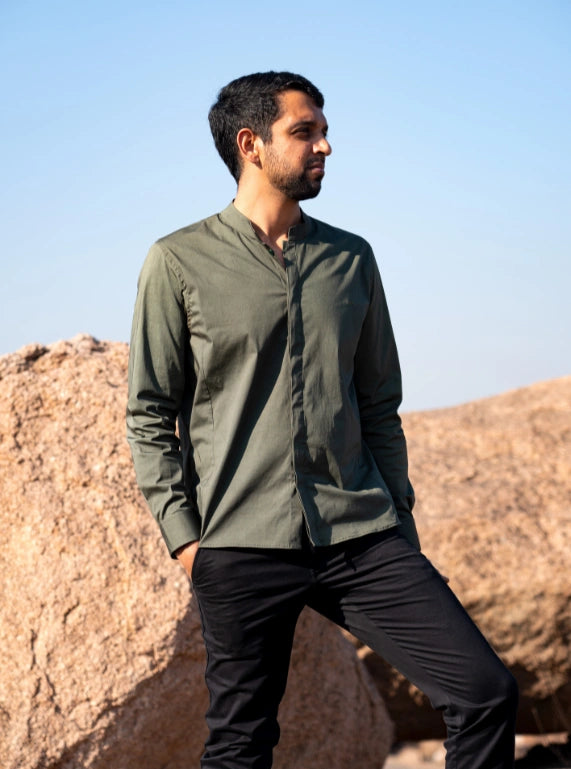 Camisa verde oliva con cuello mandarín